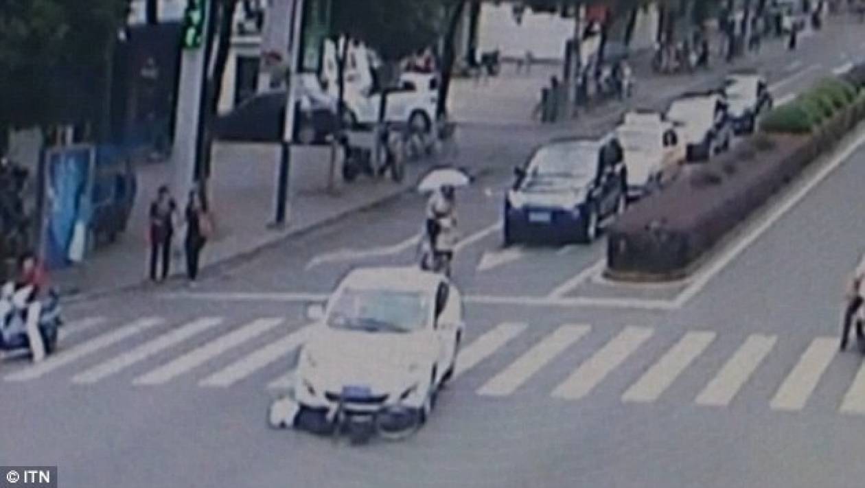 Κίνα: Πεζοί σηκώνουν αμάξι για να σώσουν ηλικιωμένο