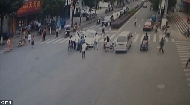 Κίνα: Πεζοί σηκώνουν αμάξι για να σώσουν ηλικιωμένο 