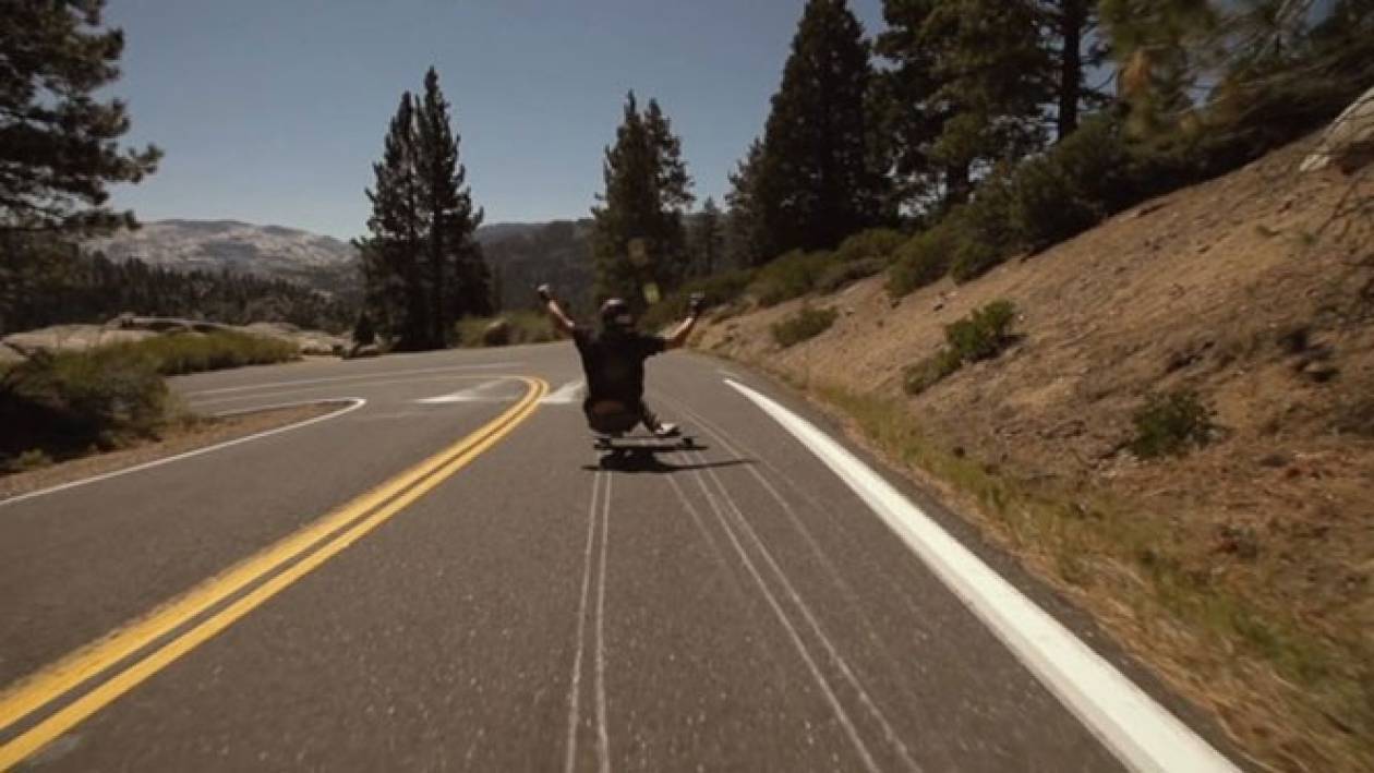 Κατάβαση βουνού με skateboard που κόβει την ανάσα (video)