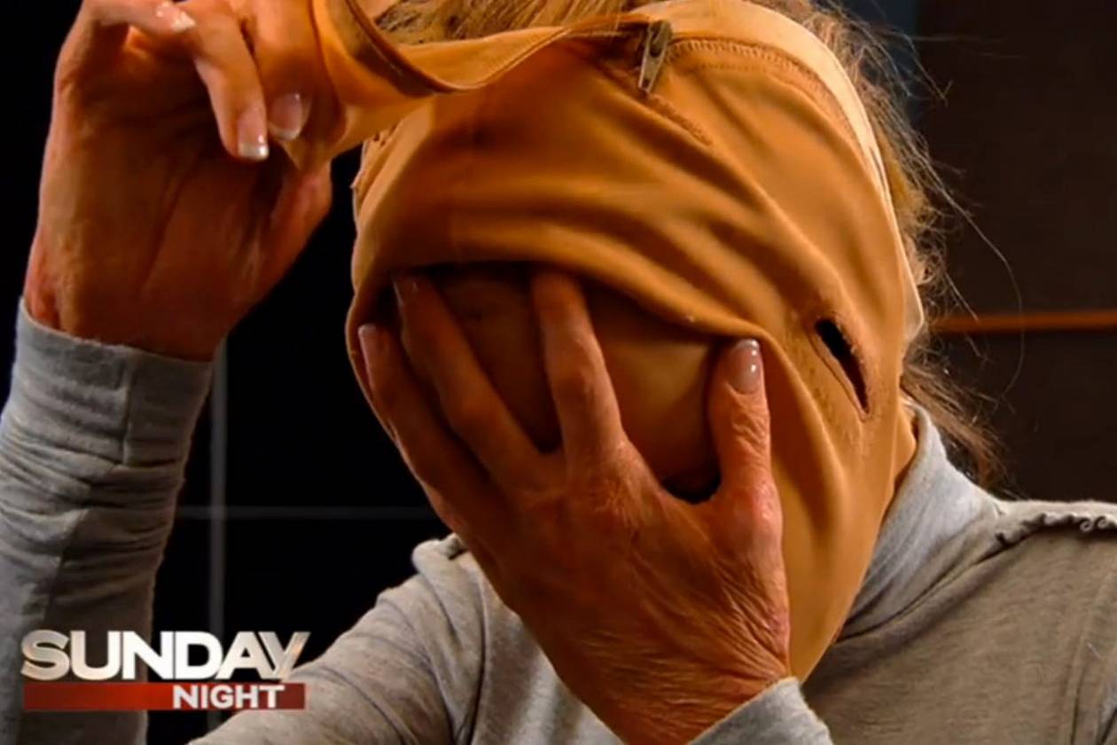 Η γυναίκα με τη μάσκα αποκάλυψε το πρόσωπό της (pics+video)