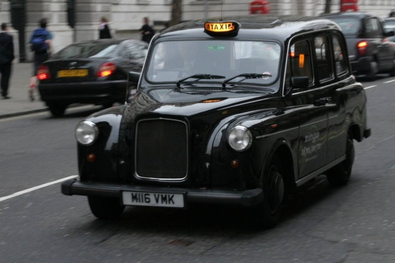 Βρετανία: Αφηρημένοι πελάτες ξεχνούν 190.000 κινητά το χρόνο στα ταξί!