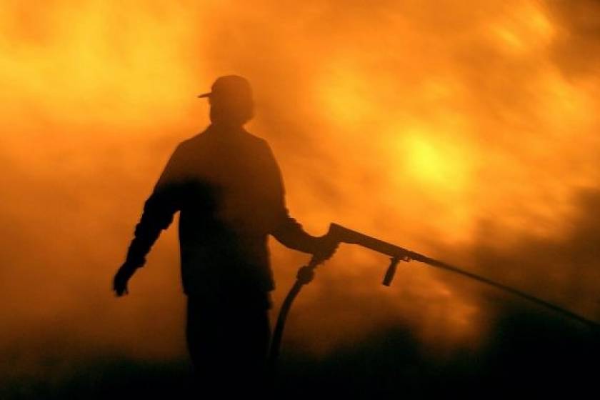 Αττική: Λαχτάρησαν με φωτιά σε οικόπεδο στην Λυκόβρυση