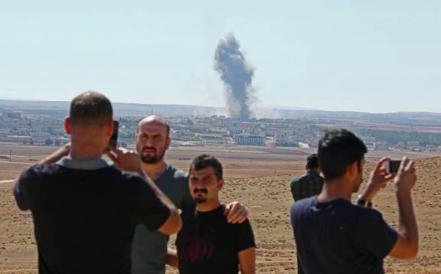 Τουρίστες πολέμου: Φωτογραφίζονται ενώ οι ΗΠΑ βομβαρδίζουν τους τζιχαντιστές (pics)