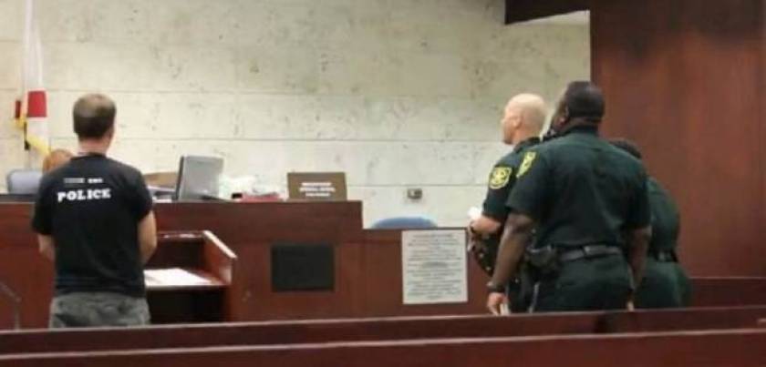 Πήγε στο δικαστήριο με μπλούζα που έγραφε «F*** the police» και κέρδισε (βίντεο)