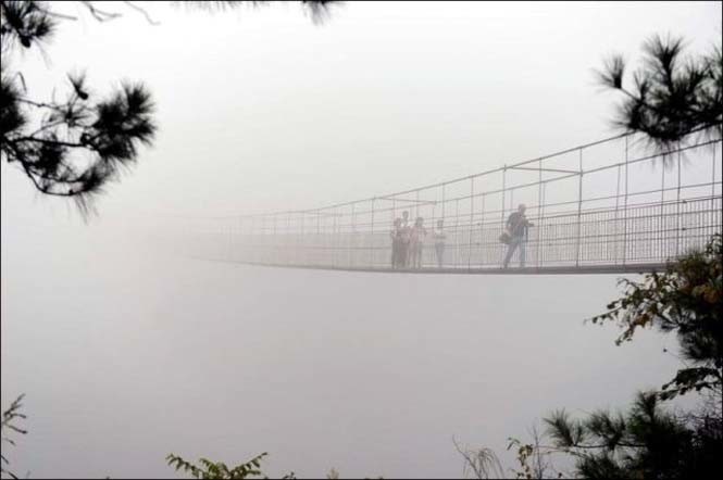 Γυάλινη γέφυρα που κόβει την ανάσα σε επαρχία της Κίνας (pics)