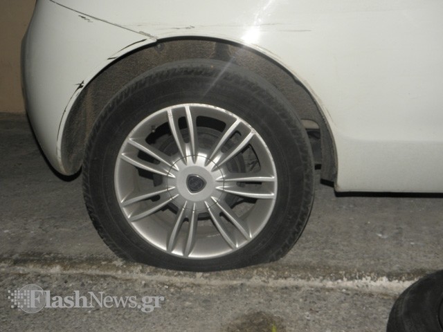 Κρήτη: Άνδρας εκτός ελέγχου έσκιζε τα λάστιχα αυτοκινήτων (Pics)