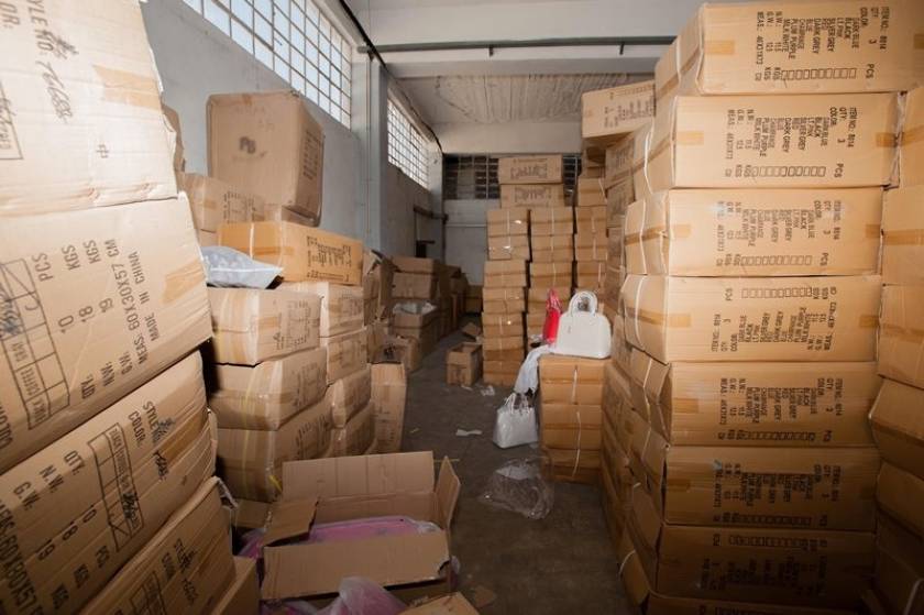 Επιχείρηση «Θησέας»: Εντοπίστηκε κατάστημα με χιλιάδες απομιμητικά προϊόντα (pics)