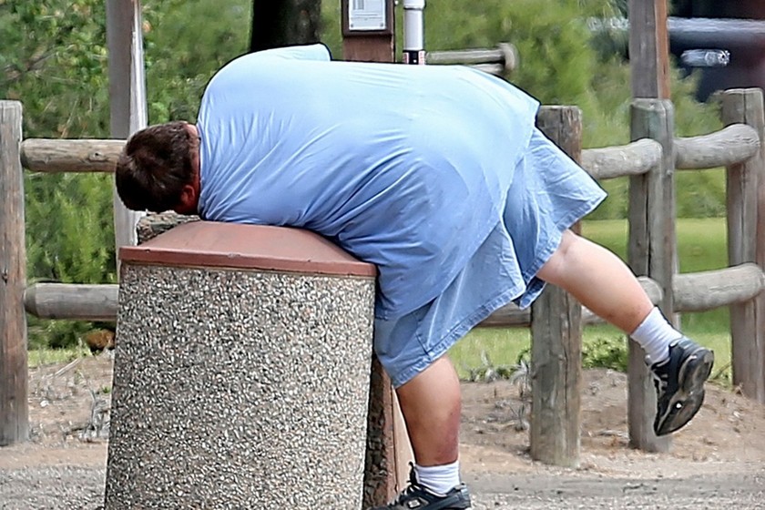 Γιος πασίγνωστης τραγουδίστριας κοιμάται σε παγκάκια και τρώει από σκουπίδια (Pics)