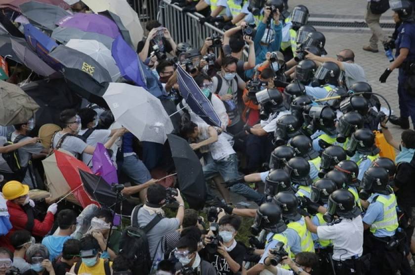 Χονγκ Κονγκ: Η αστυνομία ξηλώνει τα οδοφράγματα των διαδηλωτών