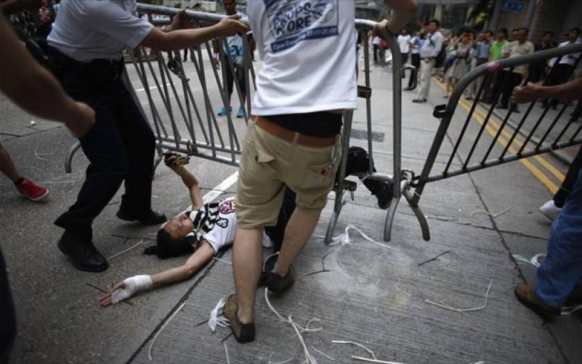 Χονγκ Κονγκ: Επίθεση φιλοκαθεστωτικών κατά φιλοδημοκρατικών διαδηλωτών