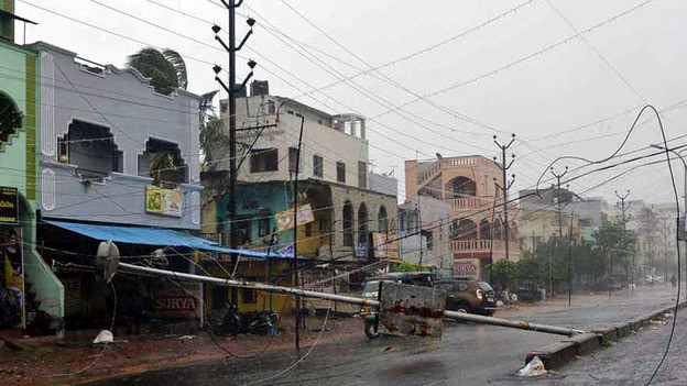  Ινδία: Δεκάδες νεκροί από τον τυφώνα  - Φόβος για πλημμύρες (vids+pics)