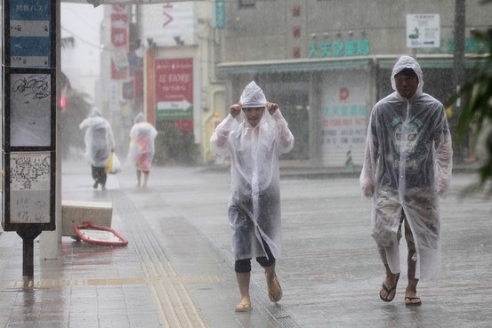 Ιαπωνία: Δεκάδες τραυματίες από τον τυφώνα που απειλεί το Τόκιο (vids+pics)