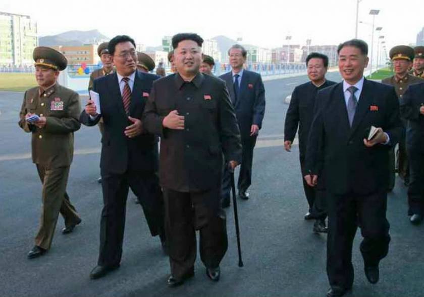 Βόρεια Κορέα: Με μπαστούνι έκανε την επανεμφάνισή του ο Κιμ Γιόνγκ Ουν