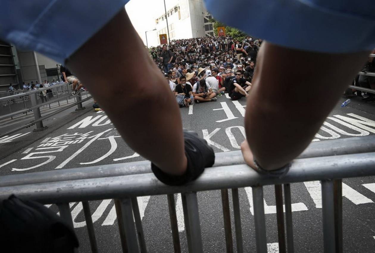 Χονγκ Κονγκ: Συνεχίζει να ξηλώνει οδοφράγματα η αστυνομία