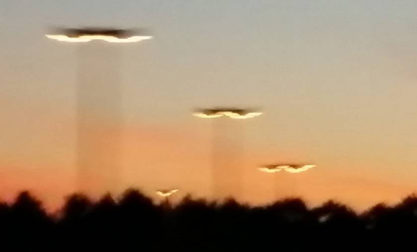 Την ώρα που οδηγούσαν είδαν στον ουρανό UFO (pics)
