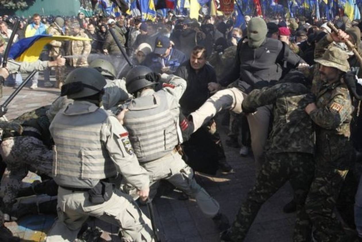 Επίθεση διαδηλωτών με αεροβόλα στην ουκρανική Βουλή (vids)