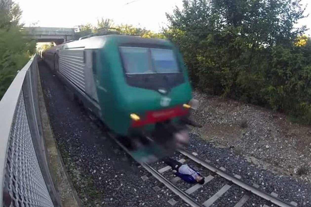 Ιταλός προκάλεσε το… Χάρο ξαπλώνοντας στις γραμμές τρένου (vid)