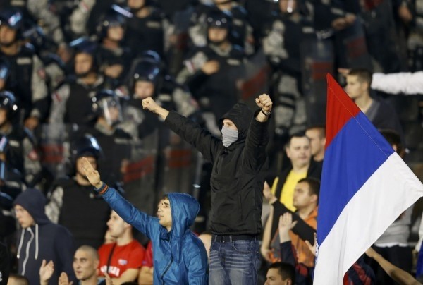 Euro 2016: Ο εθνικισμός σκότωσε το ποδόσφαιρο–Άγριες εικόνες στο Σερβία-Αλβανία