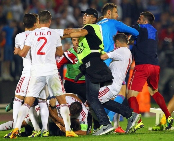 Euro 2016: Ο εθνικισμός σκότωσε το ποδόσφαιρο–Άγριες εικόνες στο Σερβία-Αλβανία
