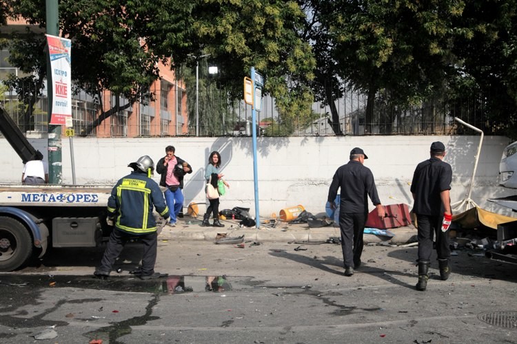 Ένας αστυνομικός και μία γυναίκα οι νεκροί στο δυστύχημα στην Π. Ράλλη (pics&vid)