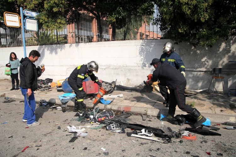 Ένας αστυνομικός και μία γυναίκα οι νεκροί στο δυστύχημα στην Π. Ράλλη (pics&vid)