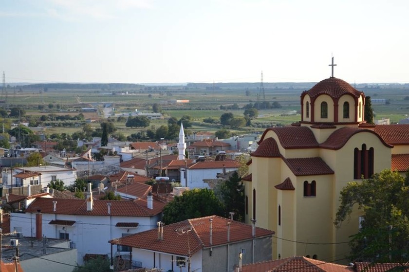 Πανοραμική θέα με τη εκκλησία και τα σπίτια 