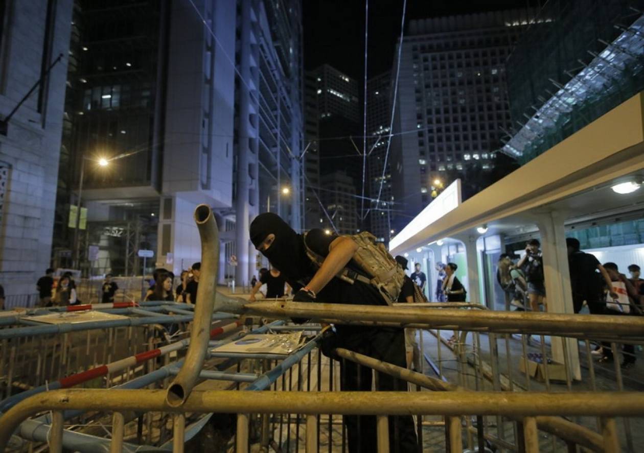 Χονγκ Κονγκ: Αστυνομικοί διέλυσαν τα οδοφράγματα των διαδηλωτών