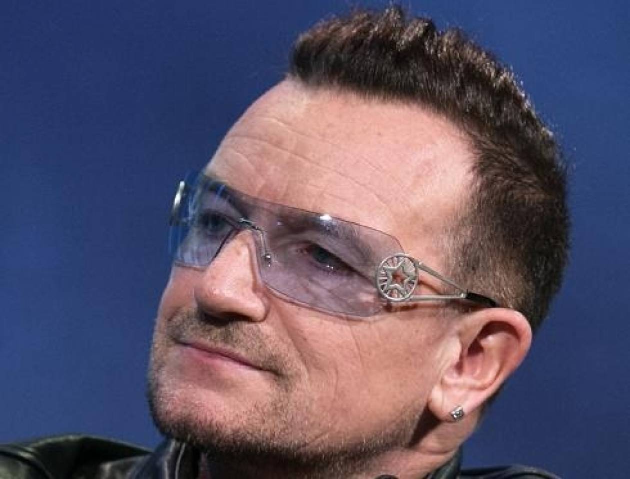 Ο τραγουδιστής Μπόνο αποκάλυψε γιατί φοράει πάντα γυαλιά