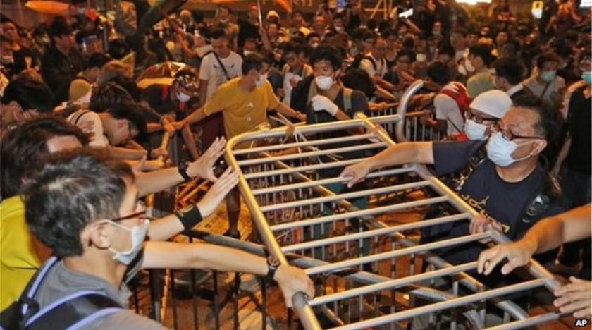 Νέες συγκρούσεις διαδηλωτών και αστυνομίας στο Χονγκ Κονγκ