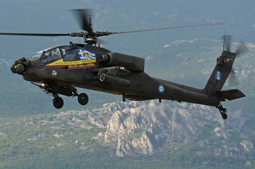 Αυτή είναι η πρώτη γυναίκα χειριστής AH-64D LONGBOW στην Ελλάδα (pics)