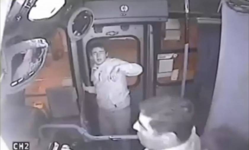 Το χέρι επίδοξου τσαντάκια πιάστηκε σε... πόρτα λεωφορείου (βίντεο)