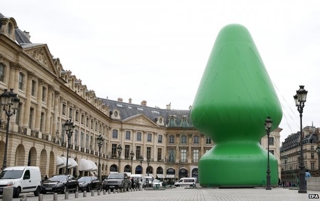 Παρίσι: Το σεξουαλικό γλυπτό ξεσήκωσε θύελλα αντιδράσεων (pics)