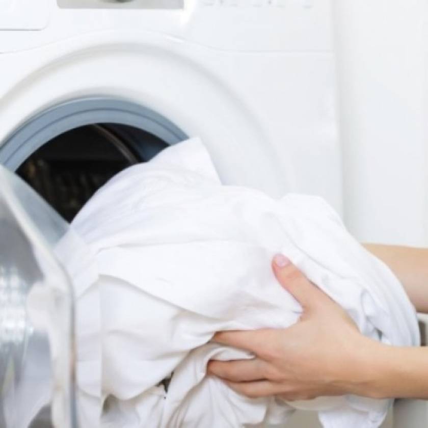 Λύσε την αιώνια απορία: Πόσο συχνά πρέπει να πλένεις το καθένα από τα ρούχα σου;