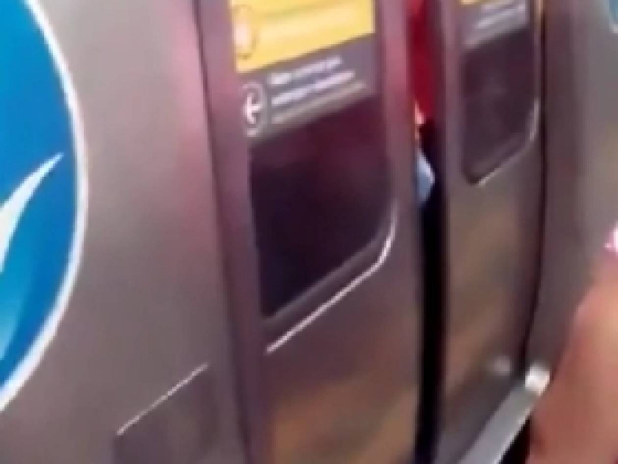 Το «μόριο» του παγιδεύτηκε σε πόρτα του μετρό (βίντεο)