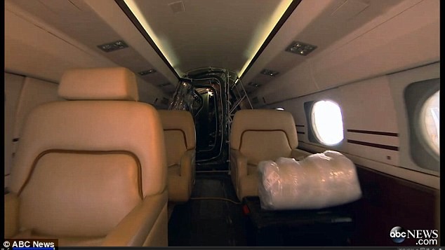 Έμπολα: Το ιδιωτικό τζετ με το οποίο δε θέλει να ταξιδέψει κανείς! (vids+pics)