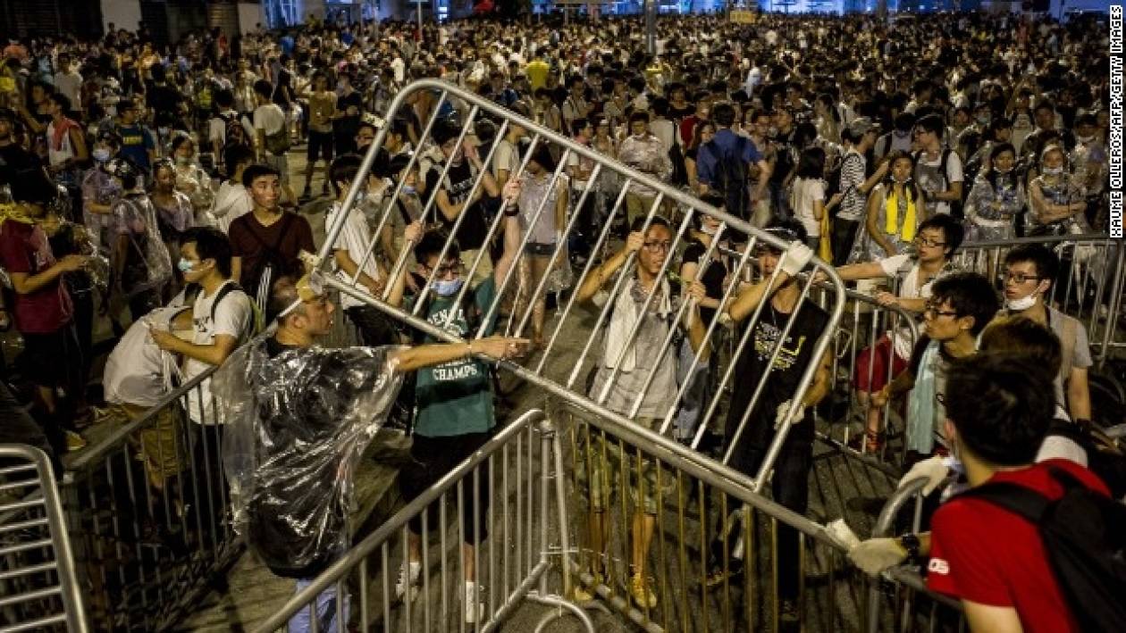 Δεύτερη νύχτα συγκρούσεων στο Χονγκ Κονγκ με 20 τραυματίες