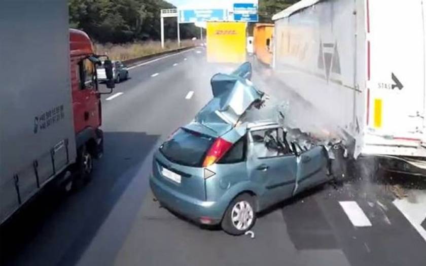 Το αυτοκίνητο του έγινε θρύψαλα αλλά ο οδηγός βγήκε ζωντανός (Video)