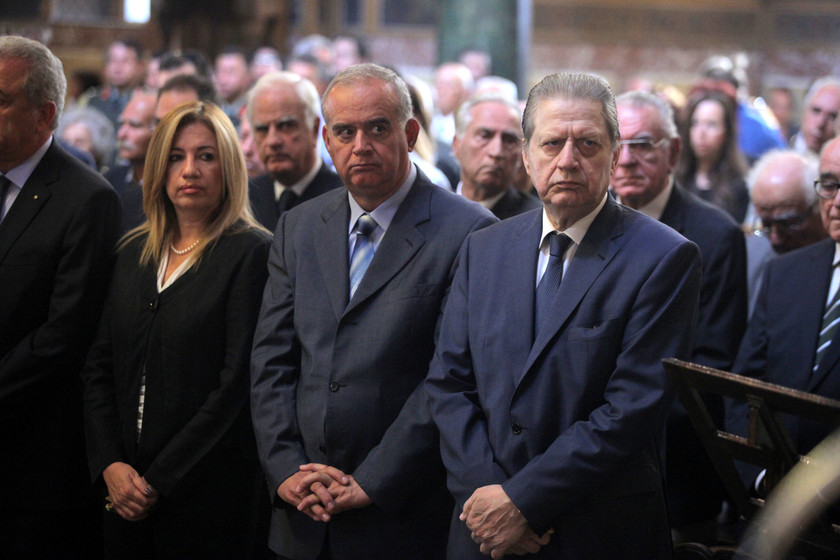 Πλήθος κόσμου στην κηδεία του Γιάννη Χαραλαμπόπουλου (pics)