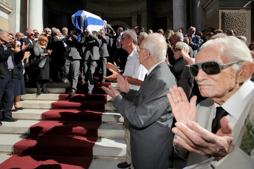 Πλήθος κόσμου στην κηδεία του Γιάννη Χαραλαμπόπουλου (pics)