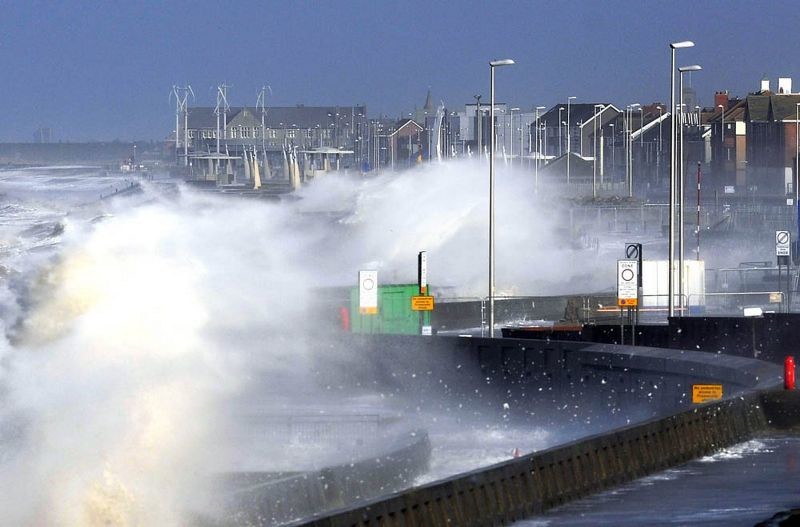 Στο έλεος δολοφονικού τυφώνα η Βρετανία: Δύο νεκροί! (vids+pics)
