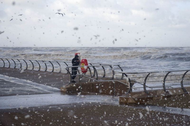 Στο έλεος δολοφονικού τυφώνα η Βρετανία: Δύο νεκροί! (vids+pics)