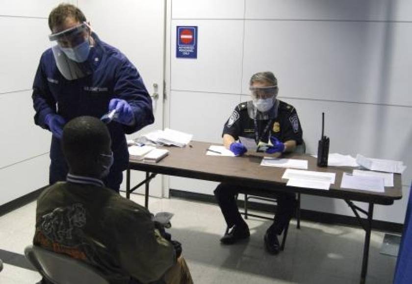 Έμπολα: «Παράλογοι» οι ταξιδιωτικοί περιορισμοί σύμφωνα με τον Ερυθρό Σταυρό