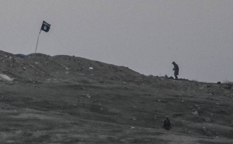 Συρία: Η στιγμή που οι ΗΠΑ εξαφάνισαν τη σημαία των τζιχαντιστών (pics)