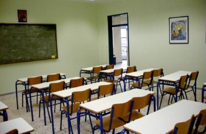Σοκ στην Πάτρα: Καθηγητής έκοψε τις φλέβες του μπροστά στους μαθητές