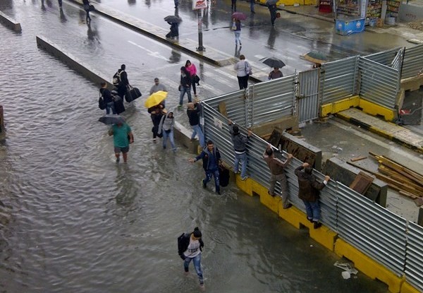 Πλημμύρισε και ο Πειραιάς (photos)