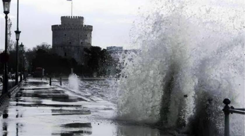 Θεσσαλονίκη: Προβλήματα από τον ισχυρό άνεμο