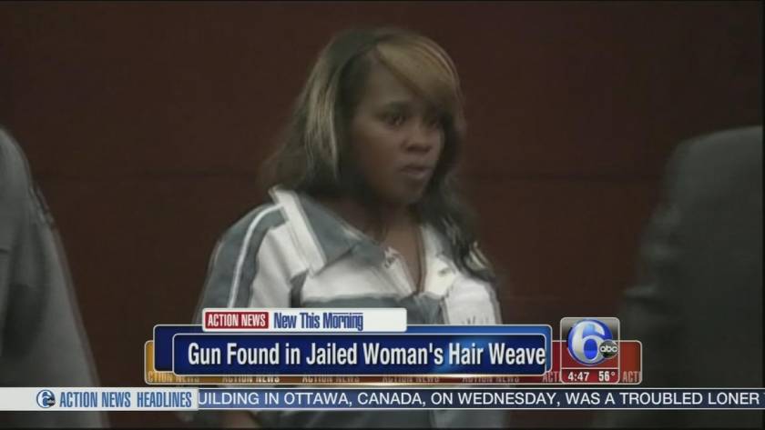 Κρατούμενη έκρυψε στα μαλλιά της ένα... όπλο!