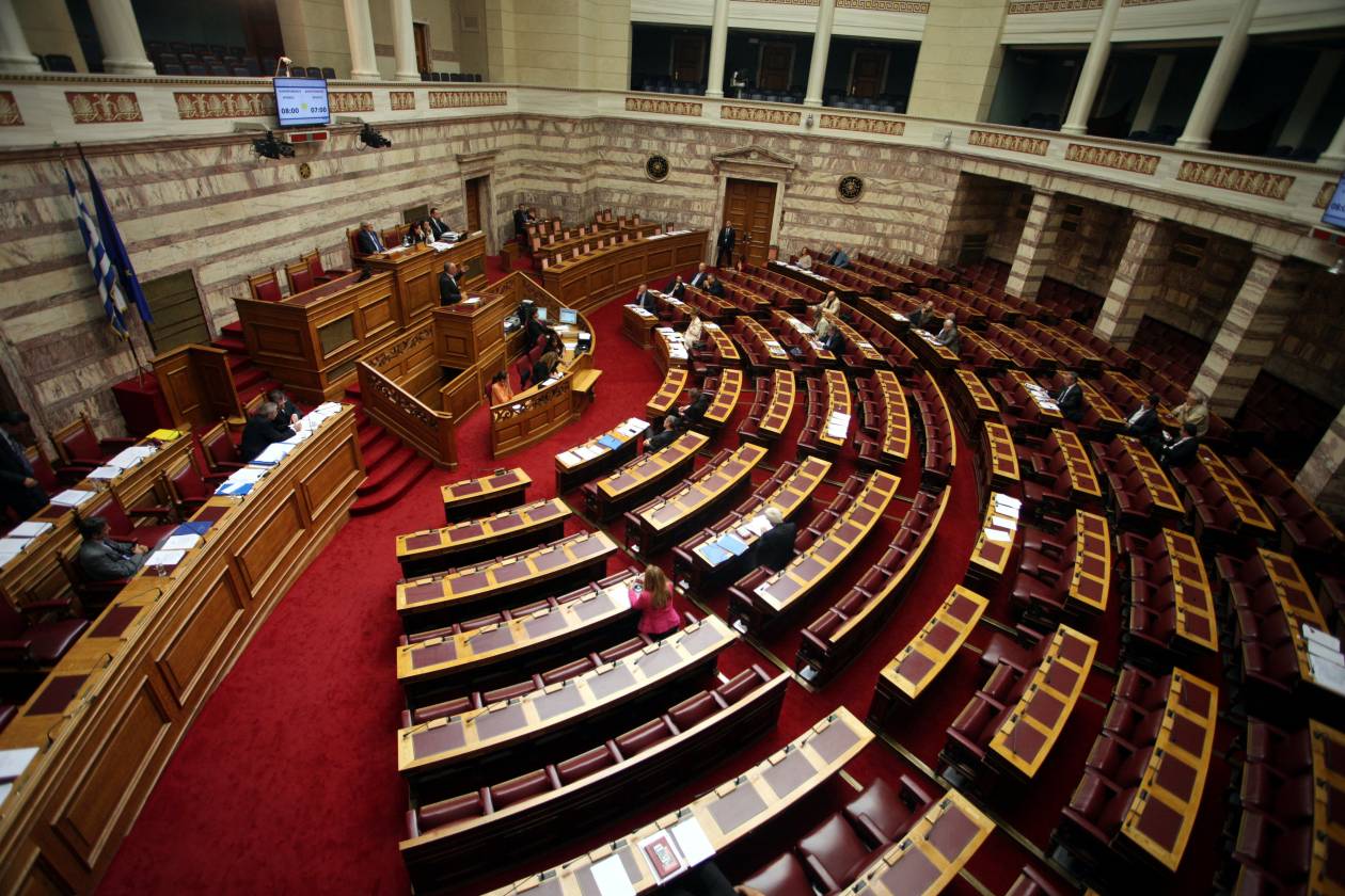 Βουλή: Να μπει το Εθνόσημο στην αίθουσα της Ολομέλειας