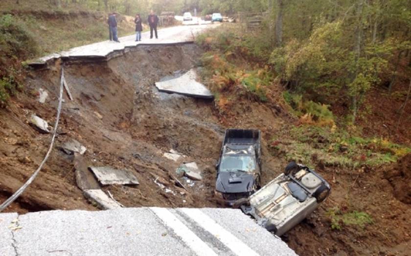 Εικόνες καταστροφής στη Χαλκιδική: Στη μέση κόπηκε ο δρόμος Βαρβάρας - Ολυμπιάδας