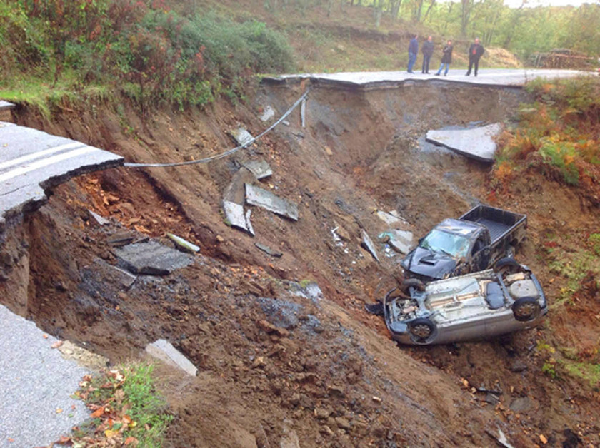Εικόνες καταστροφής στη Χαλκιδική: Στη μέση κόπηκε ο δρόμος Βαρβάρας - Ολυμπιάδας
